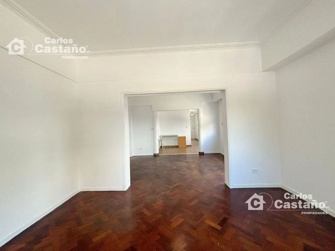 Amplio Depto. 3 Amb. con Dep. de Servicio en 1º Piso por Escalera 2