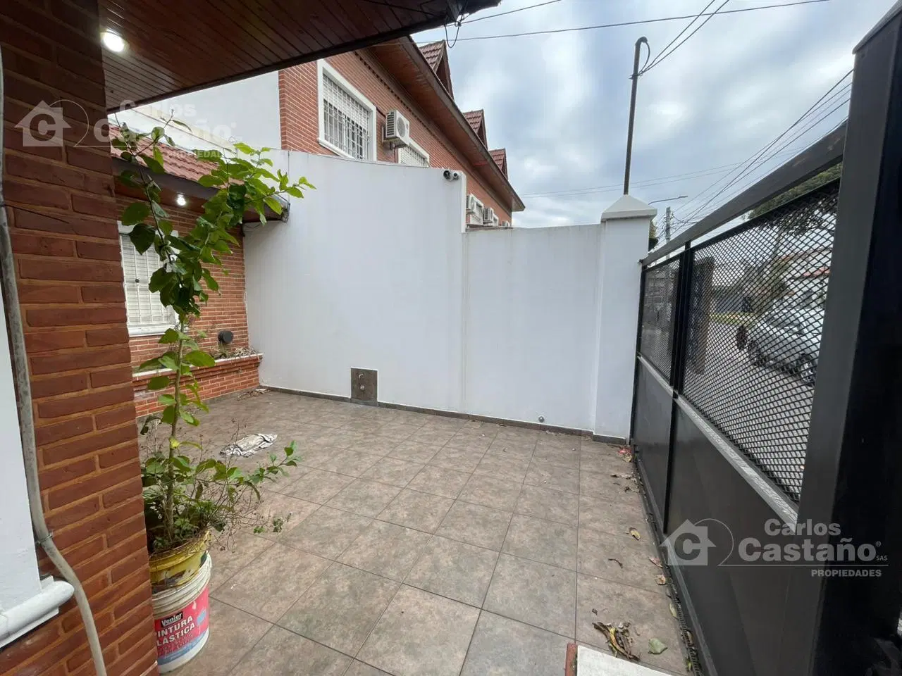 Casa tipo dúplex con garaje patio y parrilla. Muy luminosa 5