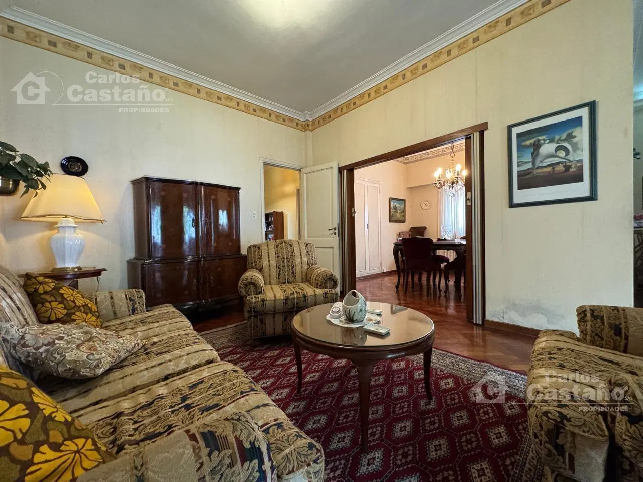 Chalet Sobre Lote de 10x27,5m con Fondo, Garaje, Ideal Refacción 2