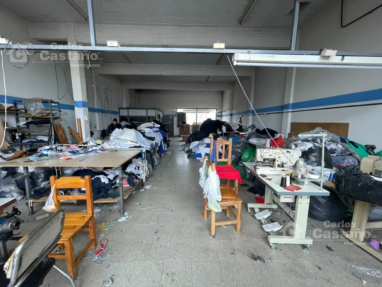 Galpón con Entrepiso, 250m Totales con Patio y Oficina (Uso Industrial) 8