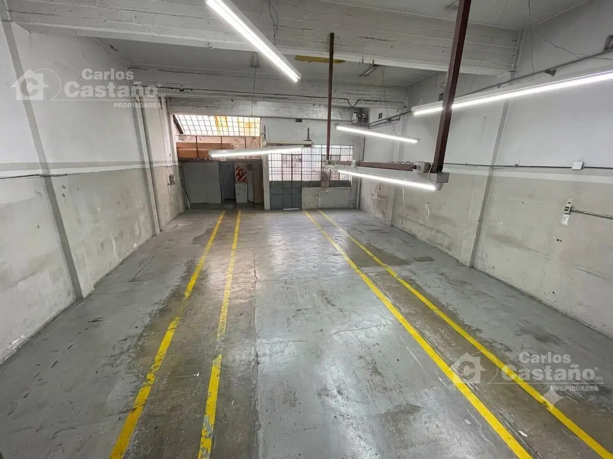 Galpón con Entrepiso, 250m Totales con Patio y Oficina (Uso Industrial) 1