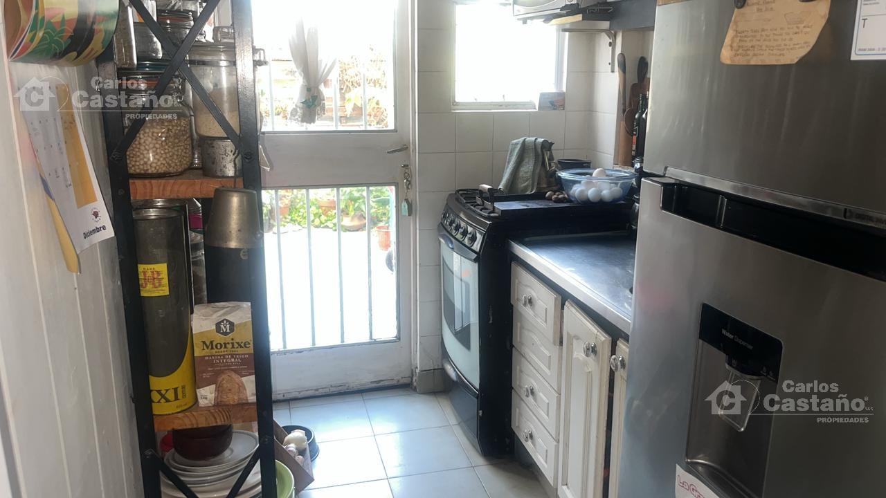 Foto de Exc. 1 Amb. al Frente con Patio Cerca de Av. Maipu., imagen 2