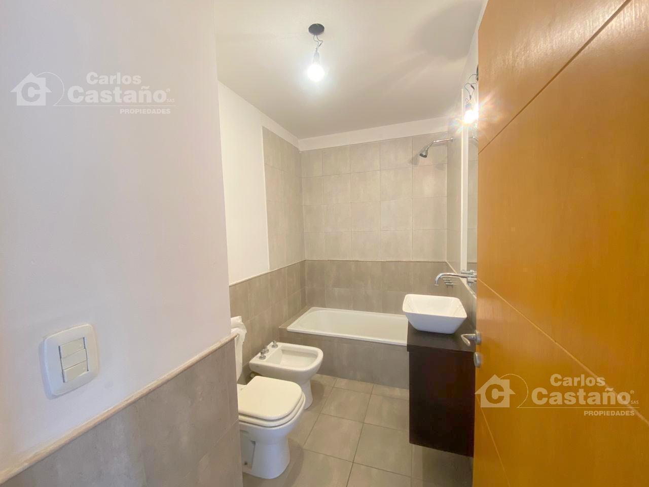 Foto de Exc. y Amplio 2 Amb. con Balcón Cochera Piscina Parrilla Laundry, imagen 3