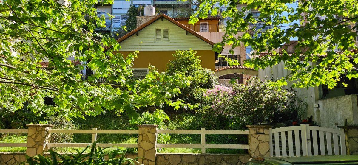 Lomas de Nuñez, exc casa en 2 plantas p reciclar, posibilidad transformar en 2 casas