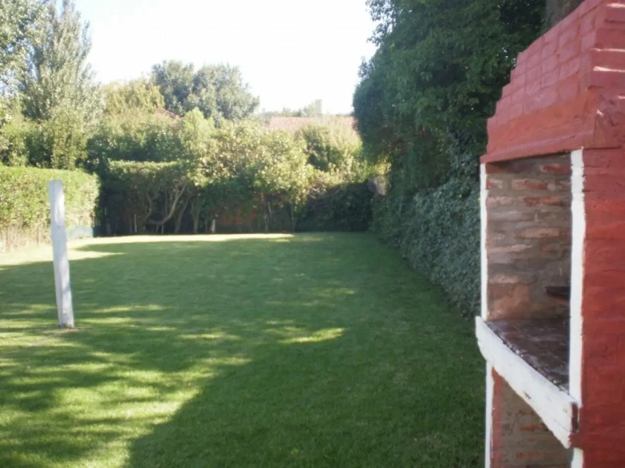 Casa 3 ambientes con gran parque 2