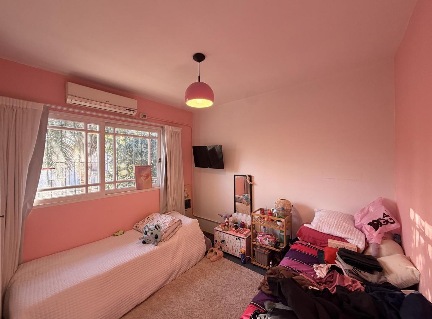 Foto de Venta Casa 5 ambientes en Hurlingham, imagen 2