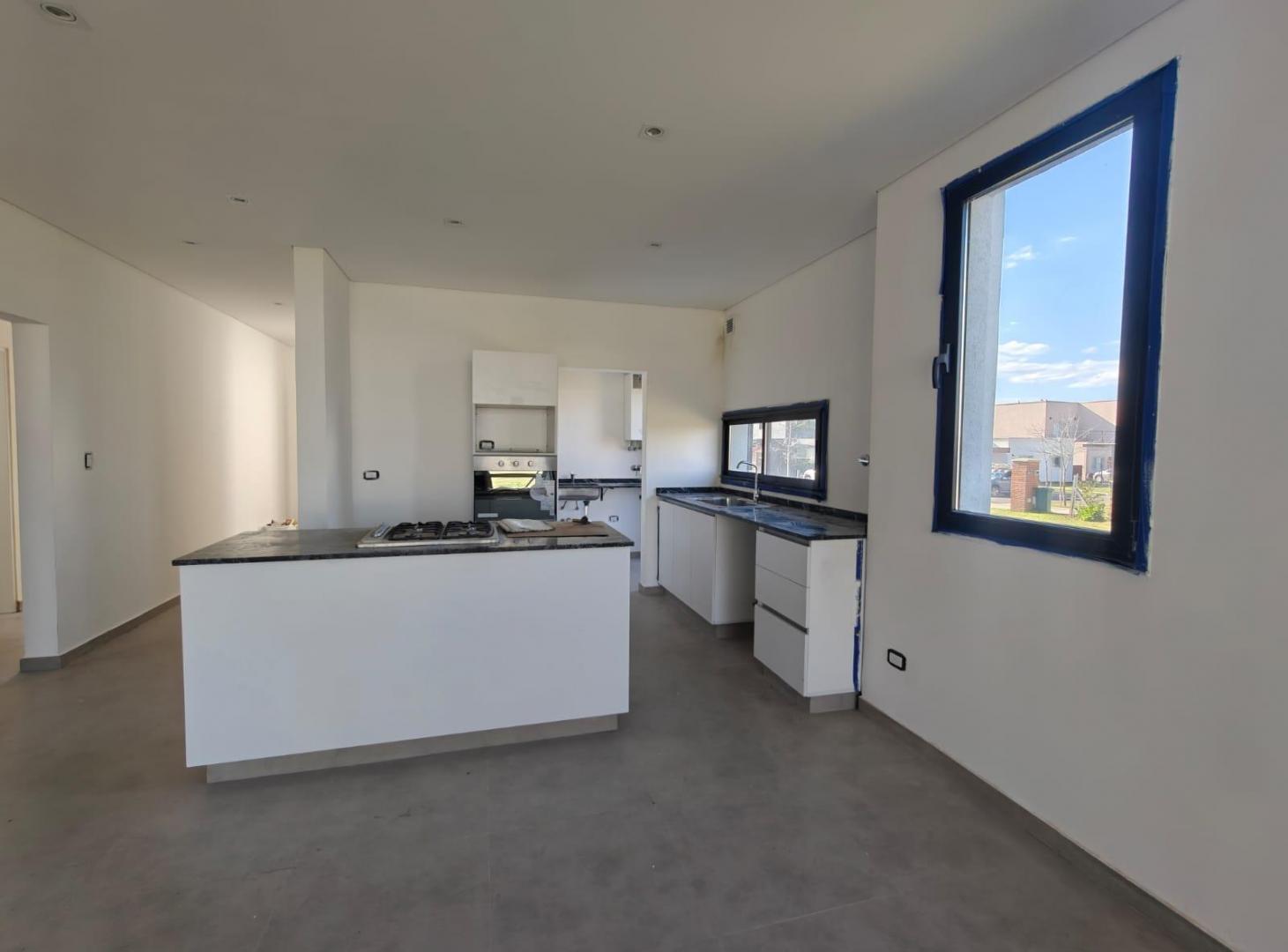 Foto de Venta Casa 5 ambientes en Pilar Del Este Barrio Santa Lucia, imagen 2