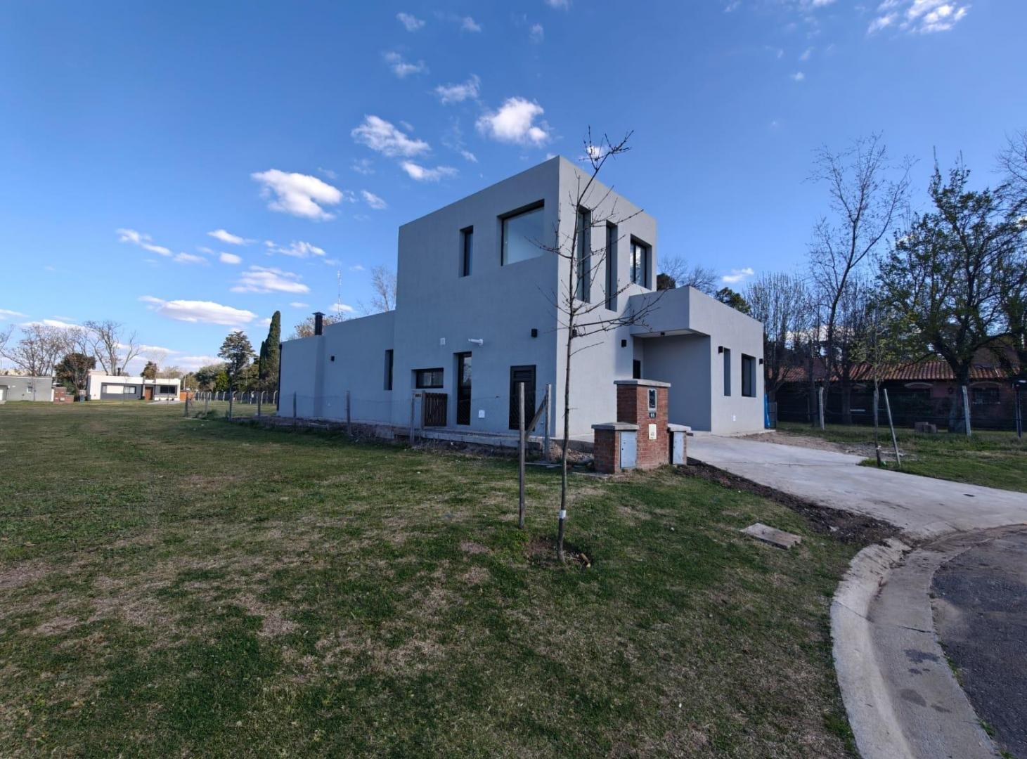 Foto de Venta Casa 5 ambientes en Pilar Del Este Barrio Santa Lucia, imagen 1