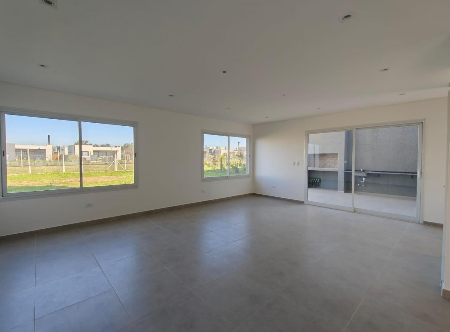 Foto de Venta Casa 5 ambientes en Pilar Del Este Barrio Santa Lucia, imagen 2