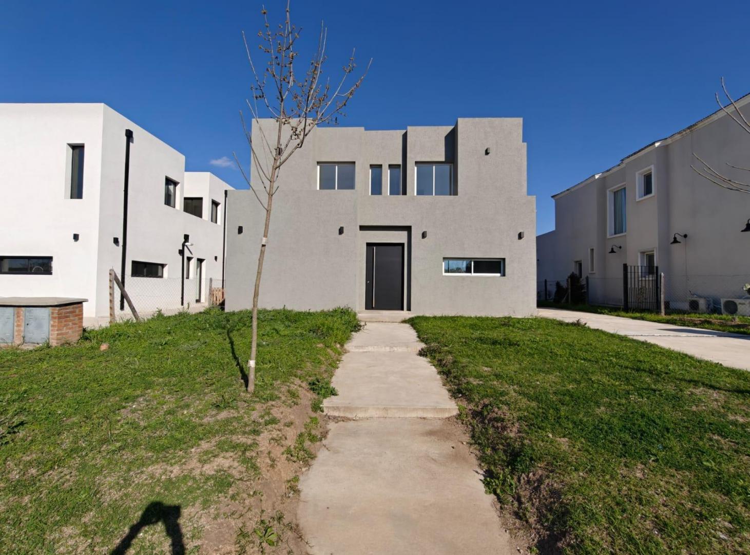 Foto de Venta Casa 5 ambientes en Pilar Del Este Barrio Santa Lucia, imagen 3