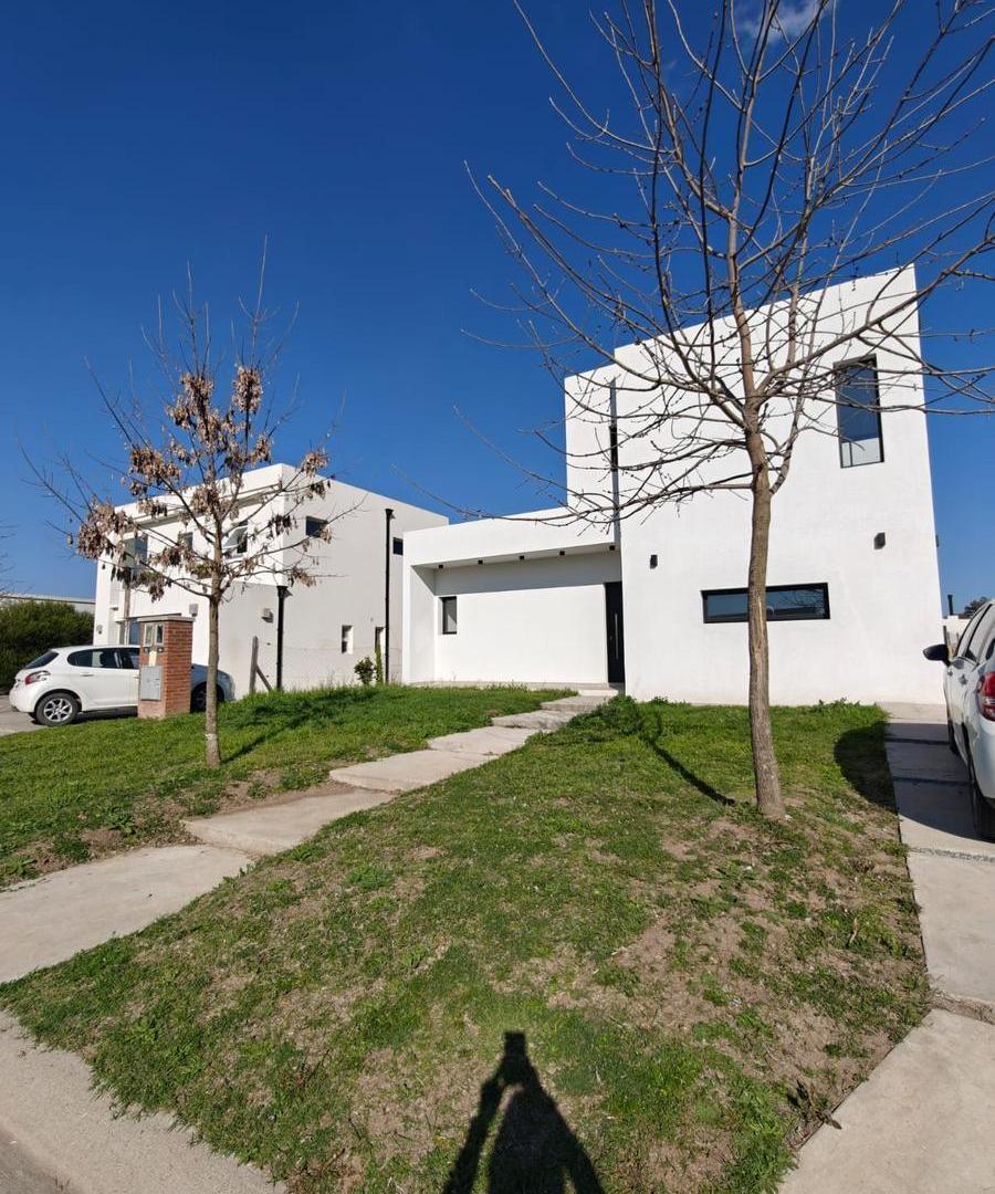 Foto de Venta Casa 7 ambientes en Barrio Santa Lucia Pilar del Este, imagen 1