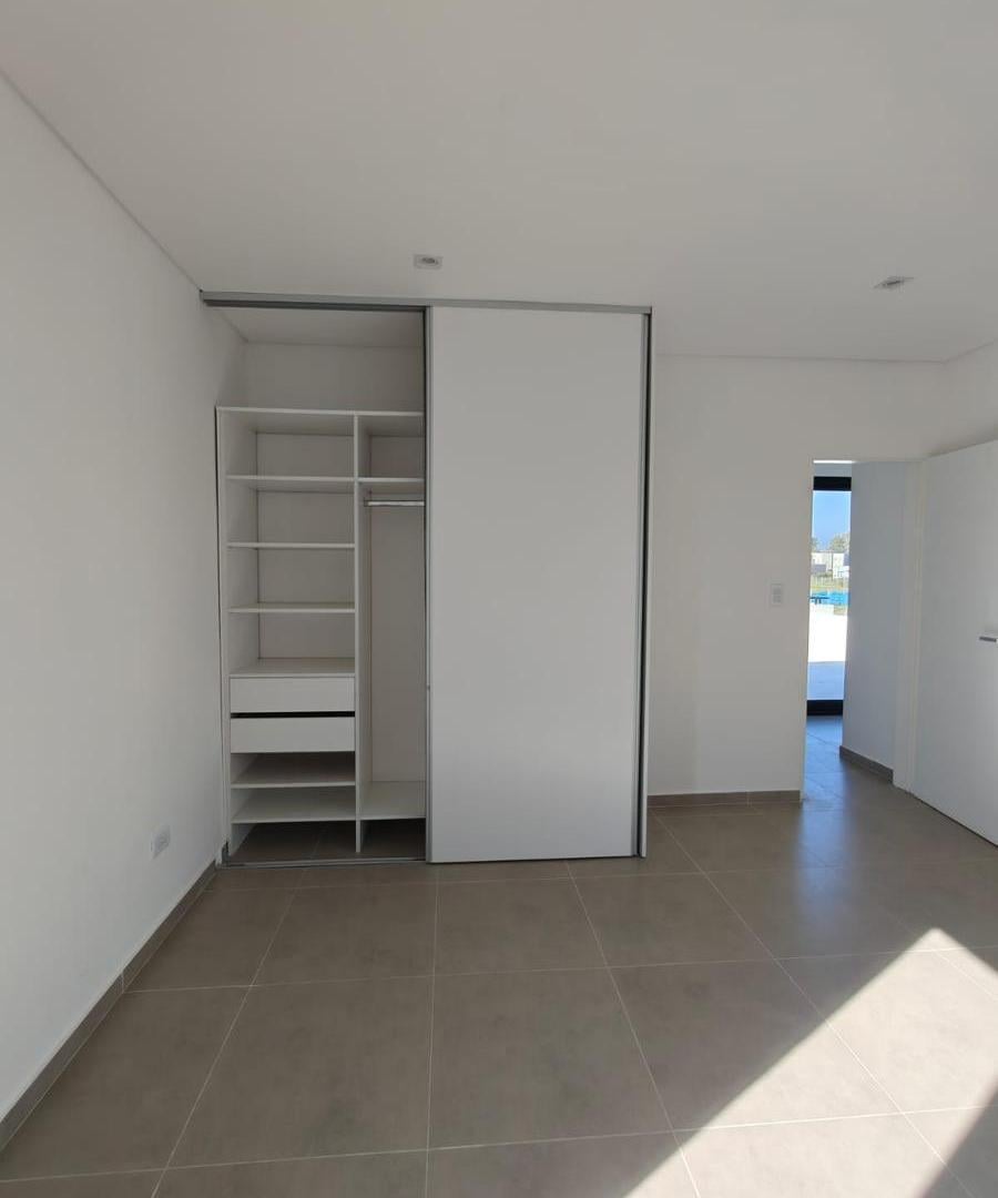 Foto de Venta Casa 7 ambientes en Barrio Santa Lucia Pilar del Este, imagen 2