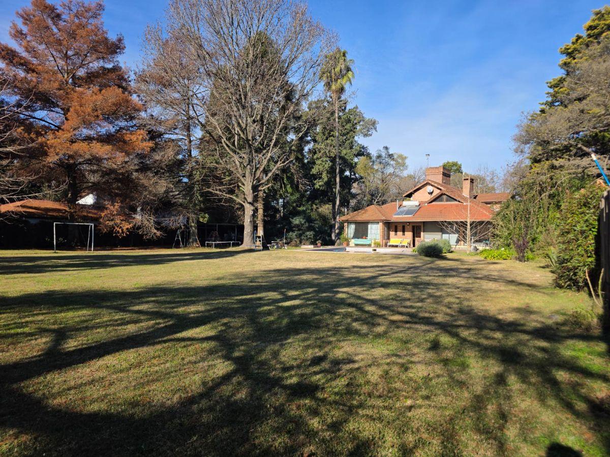 Foto de LUJOSO CHALET CON ENORME PARQUE ARBOLADO ,PILETA Y CANCHA DE TENIS, imagen 3