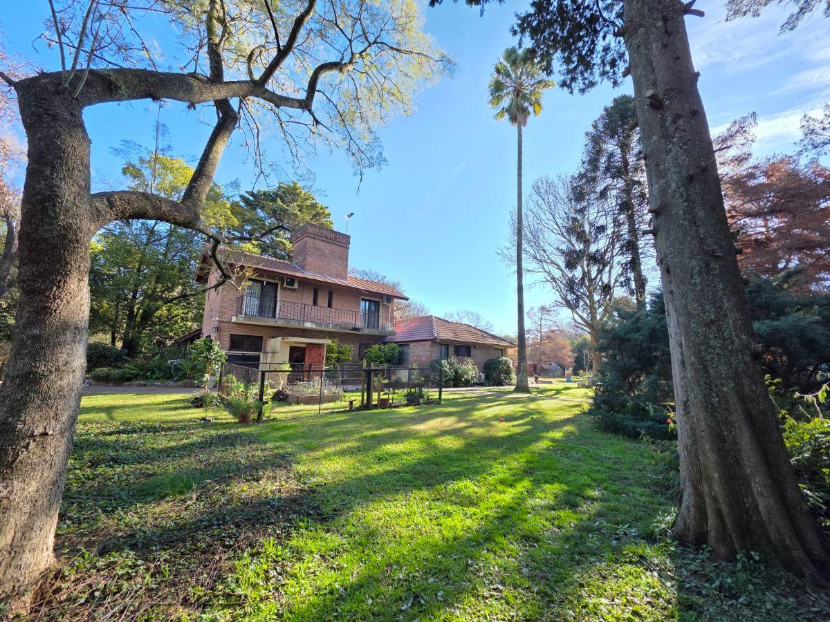 Foto de LUJOSO CHALET CON ENORME PARQUE ARBOLADO ,PILETA Y CANCHA DE TENIS, imagen 2