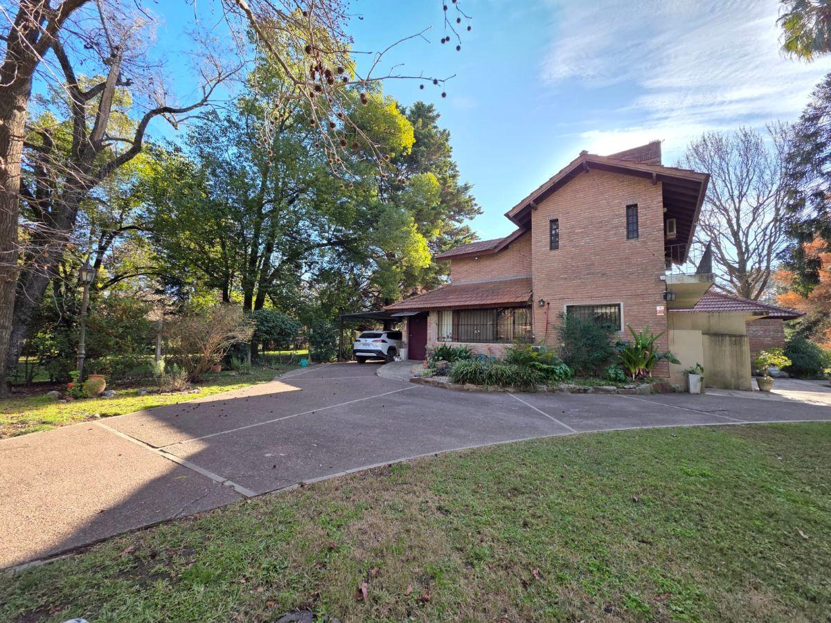 Foto de LUJOSO CHALET CON ENORME PARQUE ARBOLADO ,PILETA Y CANCHA DE TENIS, imagen 1