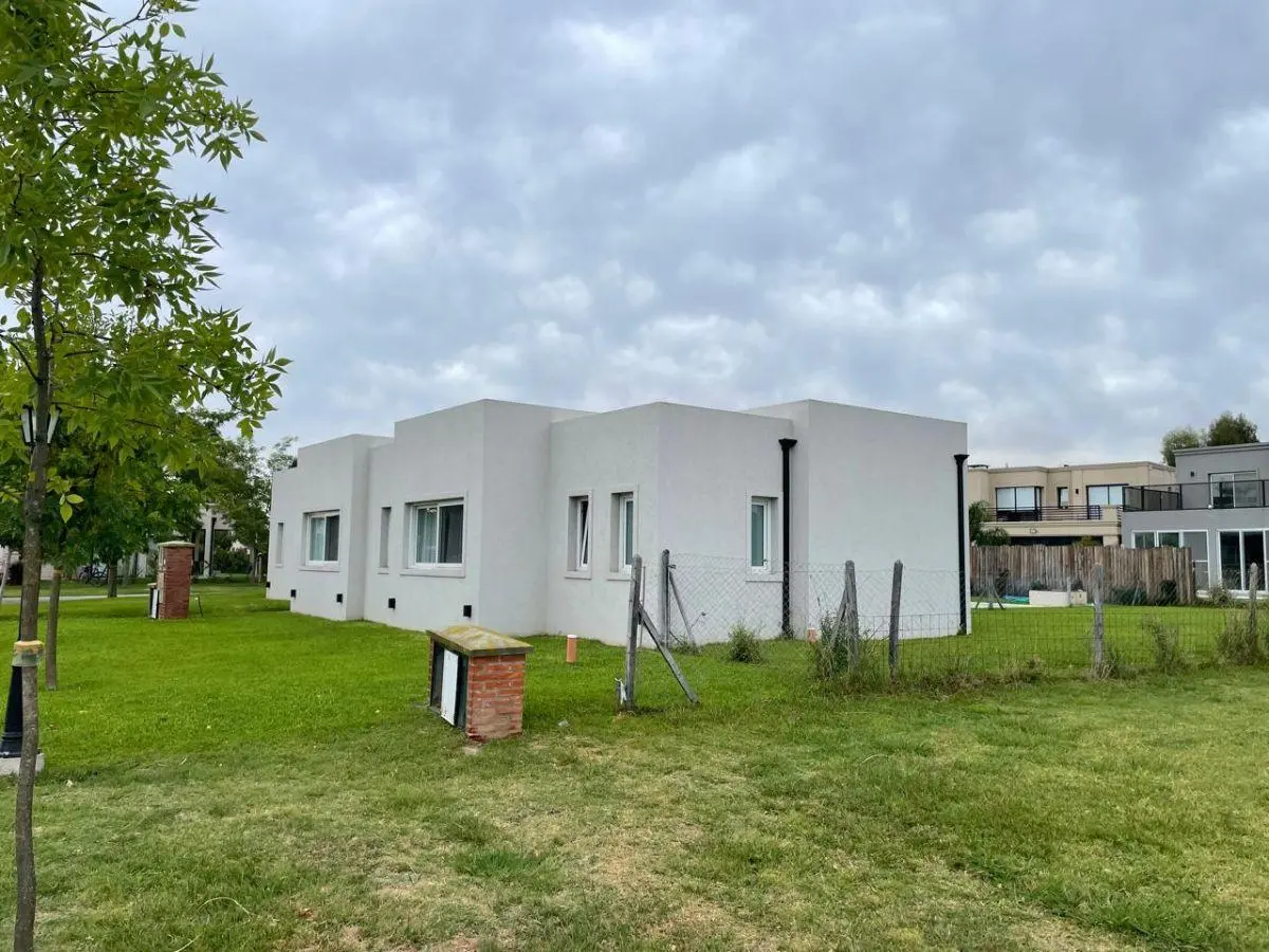 Casa en Santo Tomás Pilar | 3 dormitorios, gran jardín con pileta | Cerca colegios APDES 4