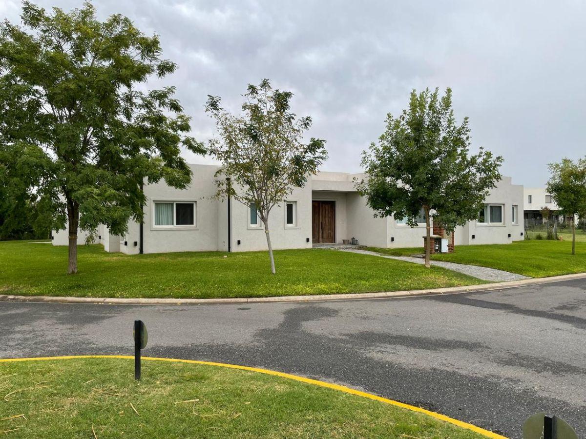 Casa en Santo Tomás Pilar | 3 dormitorios, gran jardín con pileta | Cerca colegios APDES