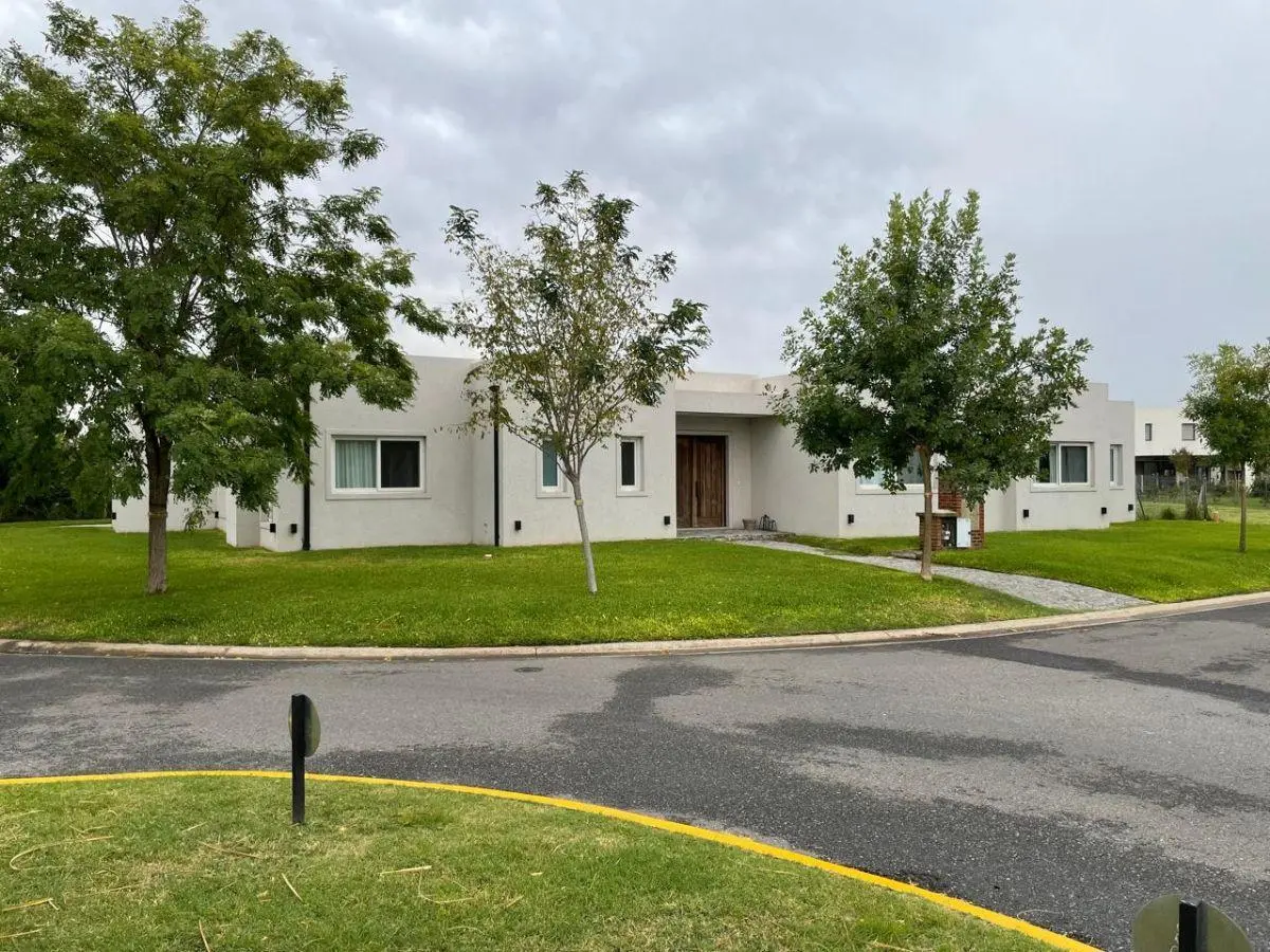 Casa en Santo Tomás Pilar | 3 dormitorios, gran jardín con pileta | Cerca colegios APDES 1
