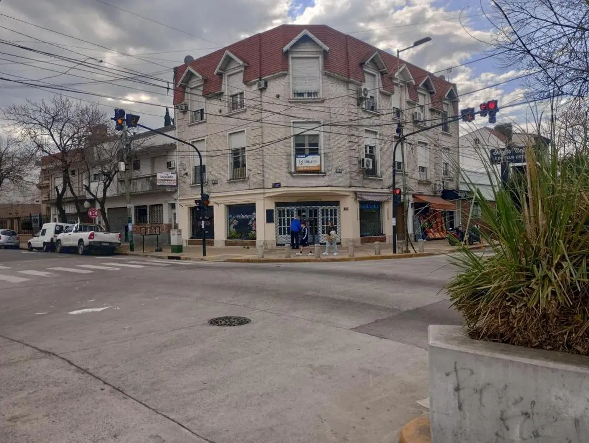 VENTA DE LOCAL EN BANFIELD OESTE EN ESQUINA ESTRATEGICA - SIN EXPENSAS 2