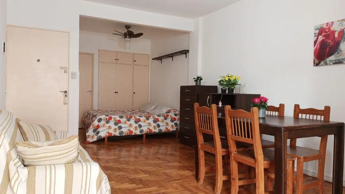 MONOAMBIENTE AMPLIO Y AMOBLADO AL FRENTE CON BALCÓN – EXCELENTE UBICACIÓN (RECOLETA / BALVANERA) 2