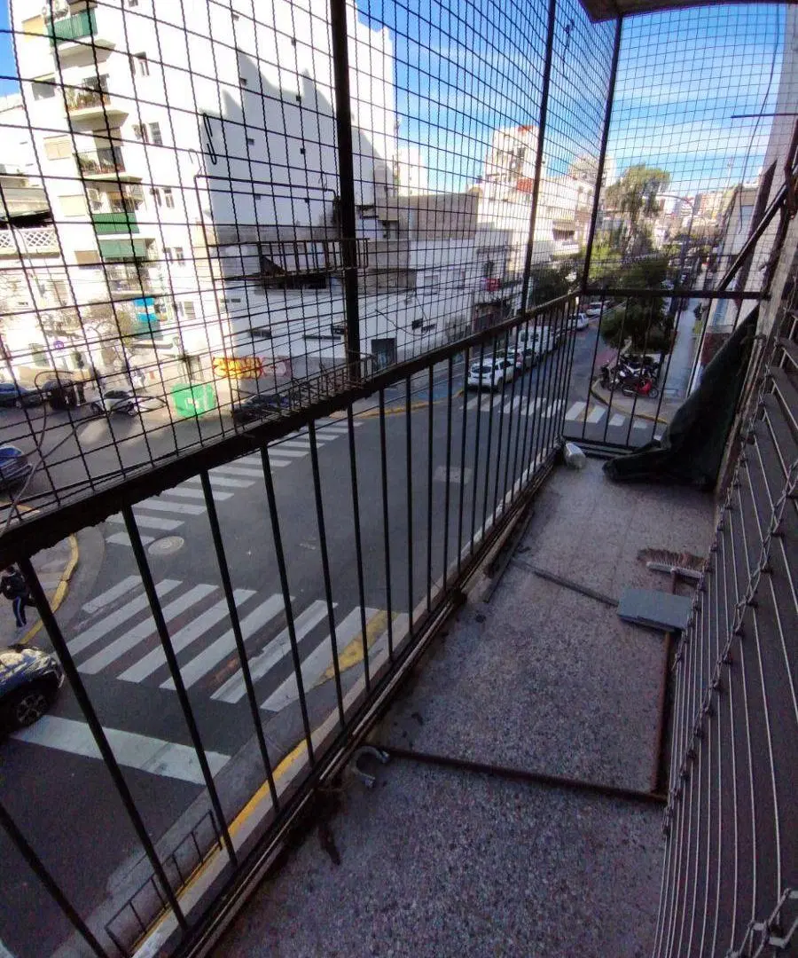 2 AMBIENTES AL FRENTE CON BALCÓN – IDEAL INVERSORES – A RECICLAR – ABASTO 4