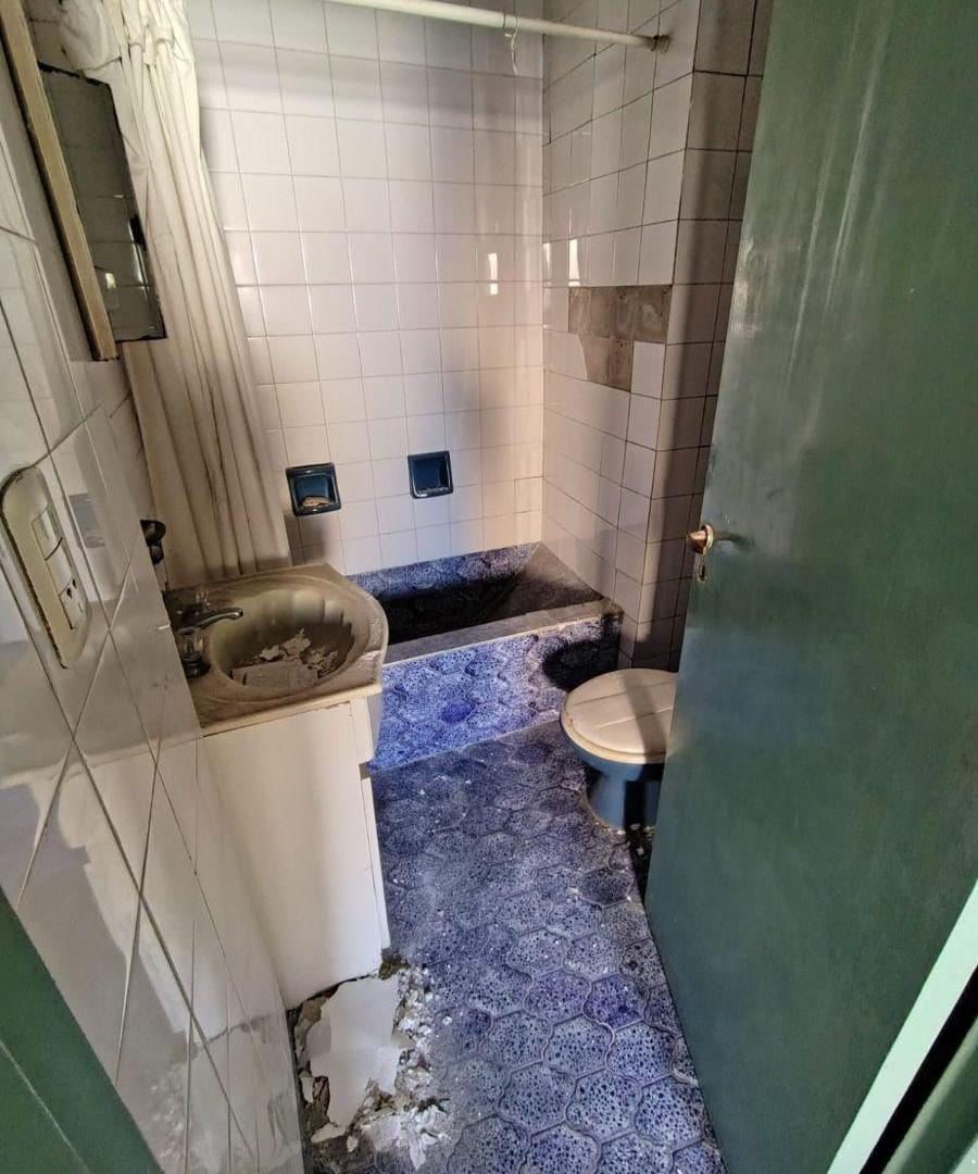 Foto de 2 AMBIENTES AL FRENTE CON BALCÓN – IDEAL INVERSORES – A RECICLAR, imagen 5