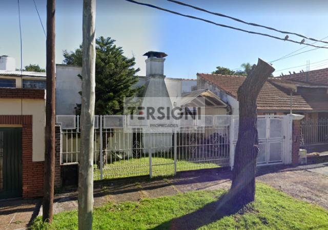 Oportunidad. Hermoso vivienda estilo chalet con parque + Departamento a reformar