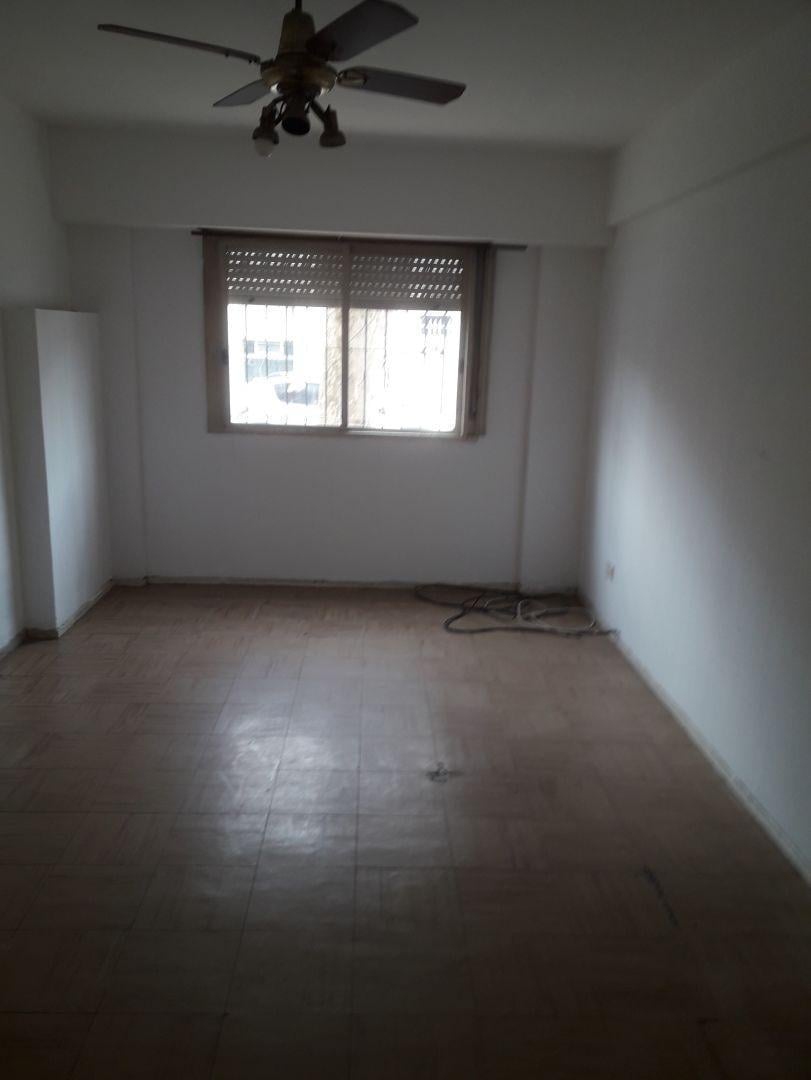 Excelente ubicación . 3 ambientes funcionales con patio