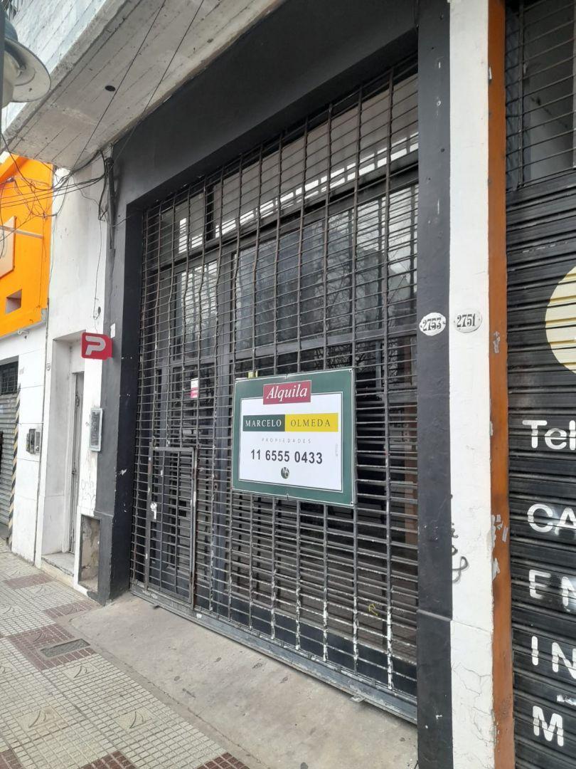 Foto de Sobre Av. Perón, local y entrepiso., imagen 3
