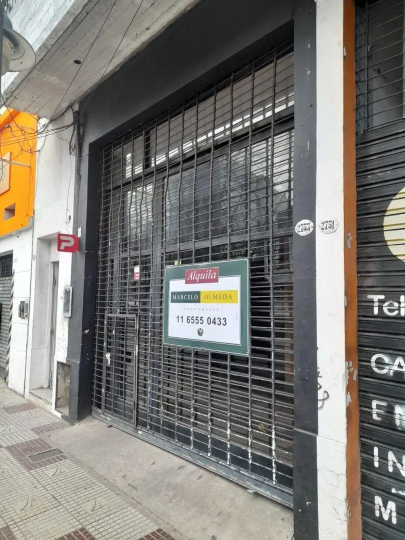 Sobre Av. Perón, local y entrepiso. 3