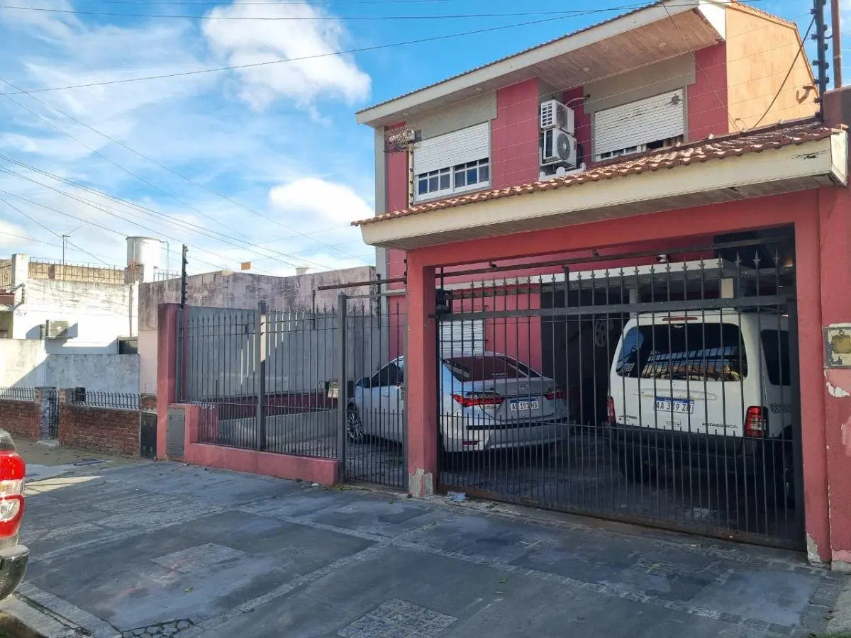 Amplia propiedad en Bernal Oeste a metros de Av Mitre. 4