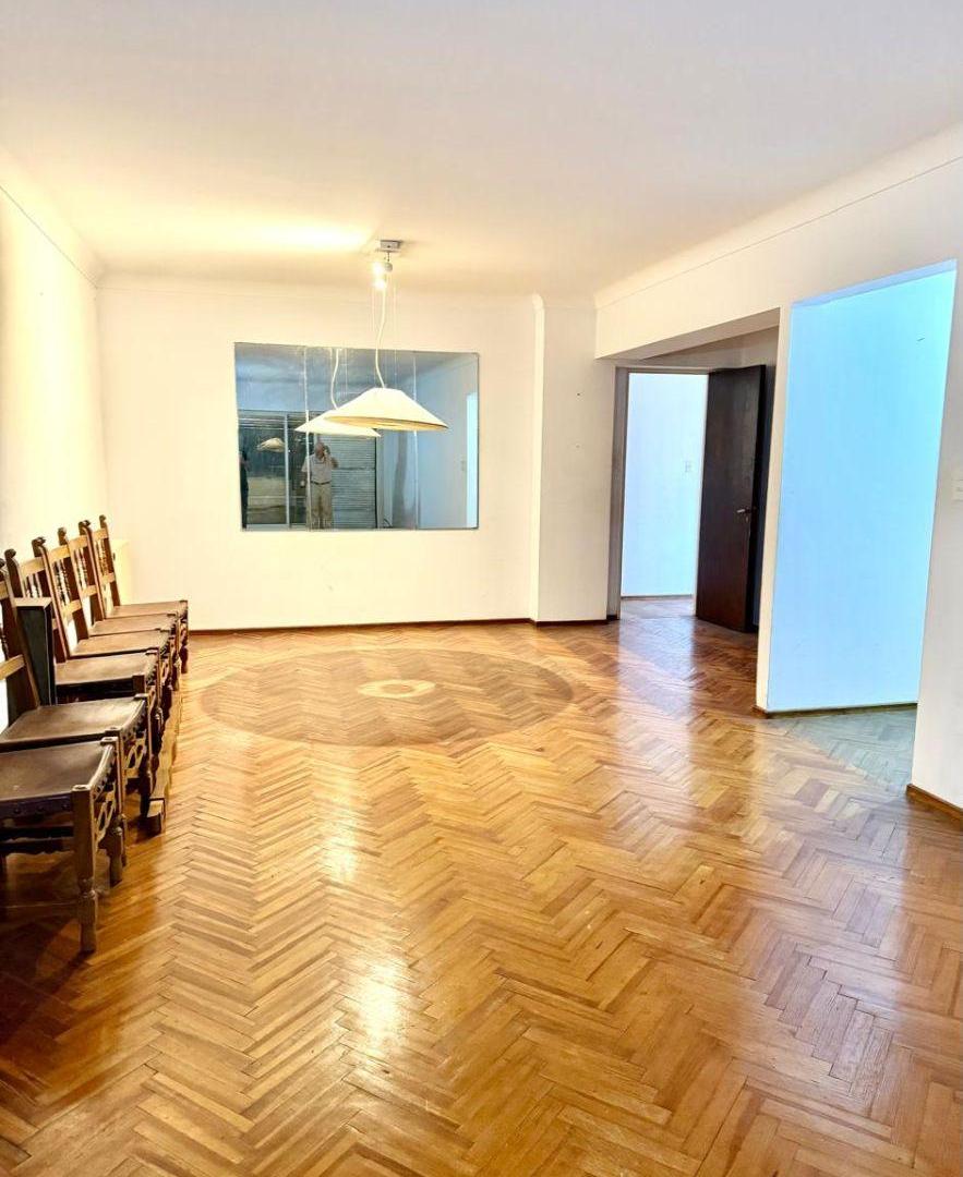 Piso con balcón, cochera y dependencia en el bajo de Olivos