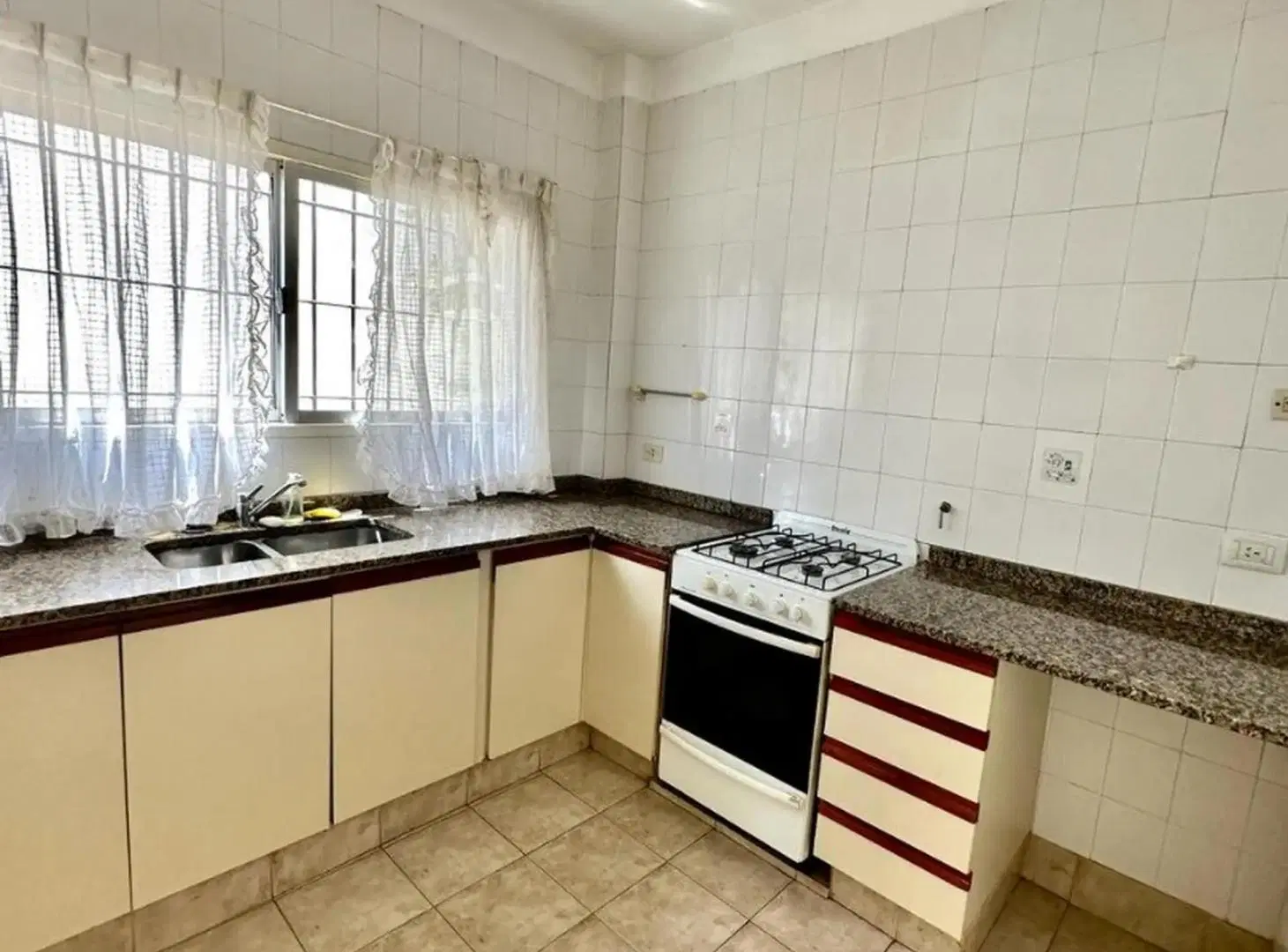 Casa en venta 3 Dormitorios con cochera, jardín, terraza y dependencia 4