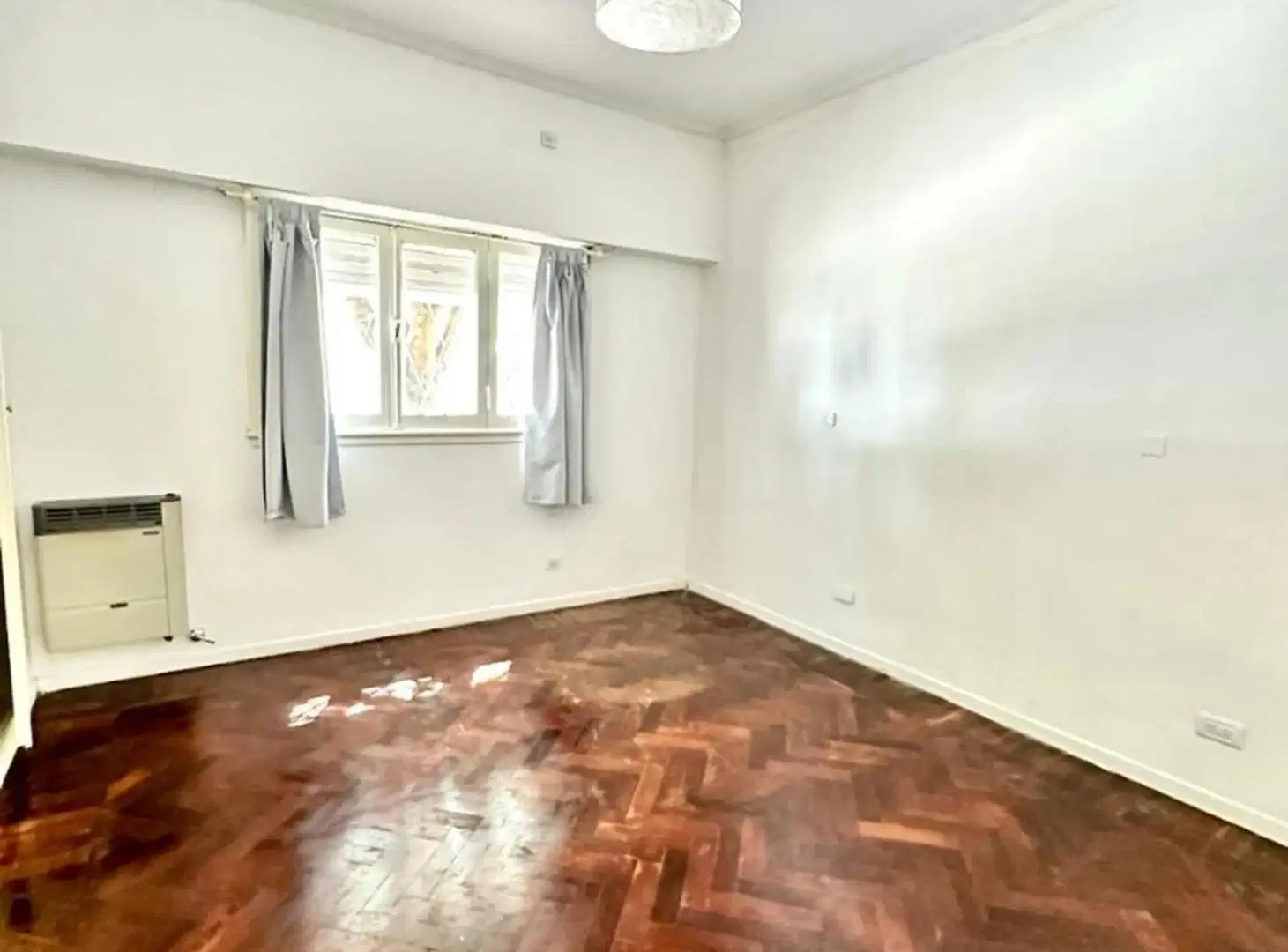 Casa en venta 3 Dormitorios con cochera, jardín, terraza y dependencia 2