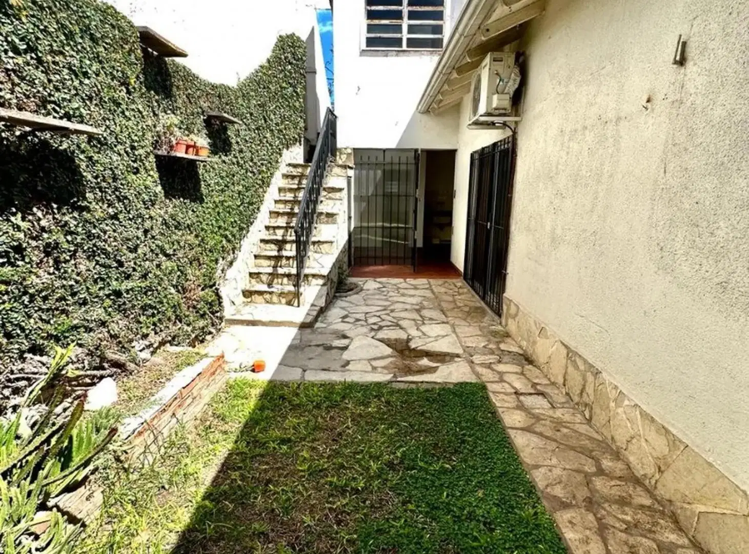 Casa en venta 3 Dormitorios con cochera, jardín, terraza y dependencia 5