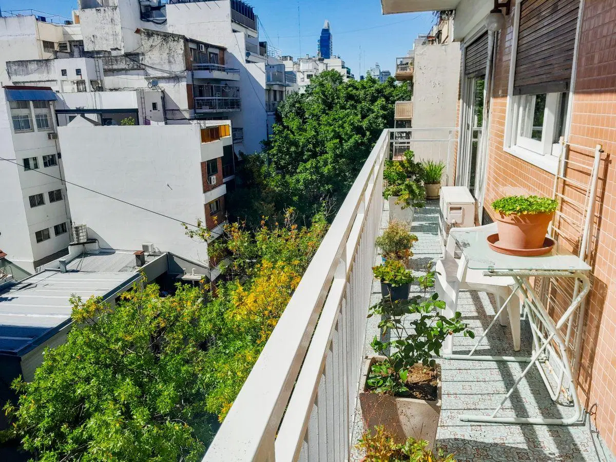 Semipiso luminoso con balcón corrido de 3 ambientes con dependencia en Belgrano 4