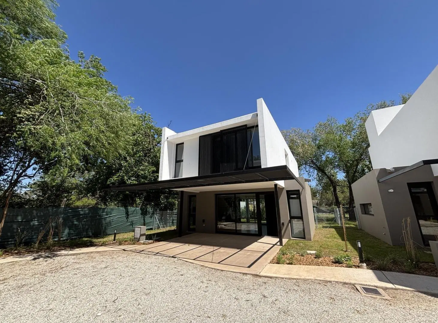 EL REFUGIO HOUSING DUPLEX EN VENTA 3 DORMITORIOS Y ESCRITORIO 1