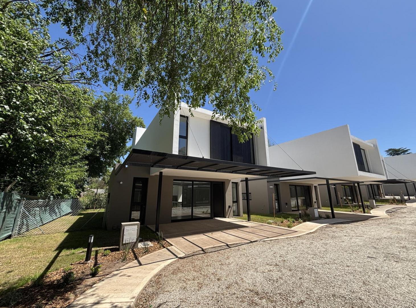 EL REFUGIO HOUSING DUPLEX EN VENTA 3 DORMITORIOS Y ESCRITORIO