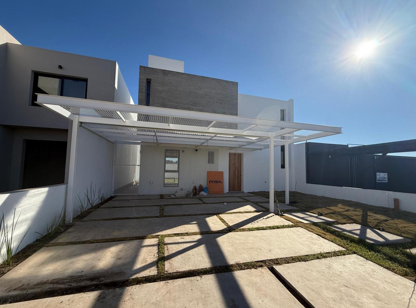 Foto de CASA EN VENTA EN DOCTA | 2 DORMITORIOS PILETA | DISEÑO Y CALIDAD, imagen 1
