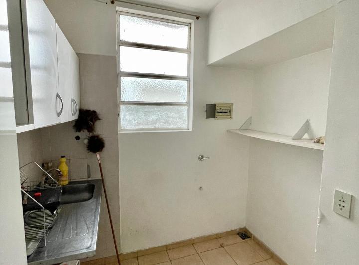 Oficina en PH 3 Ambientes en Planta Baja al Frente con Patio - No Apto Vivienda 2