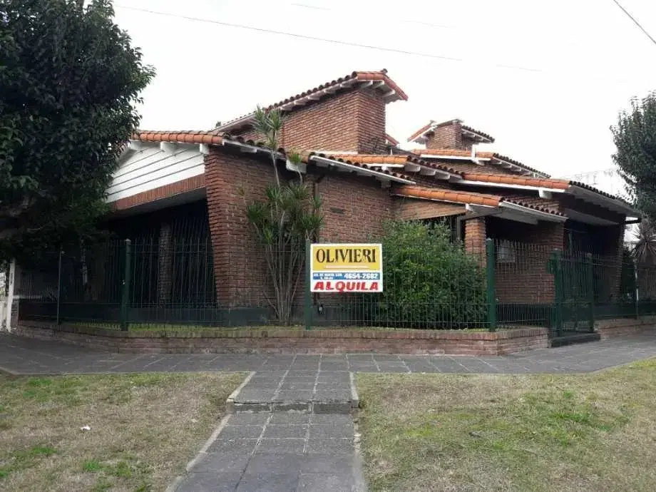Chalet, 4 Ambientes C/ Cochera Moron 4