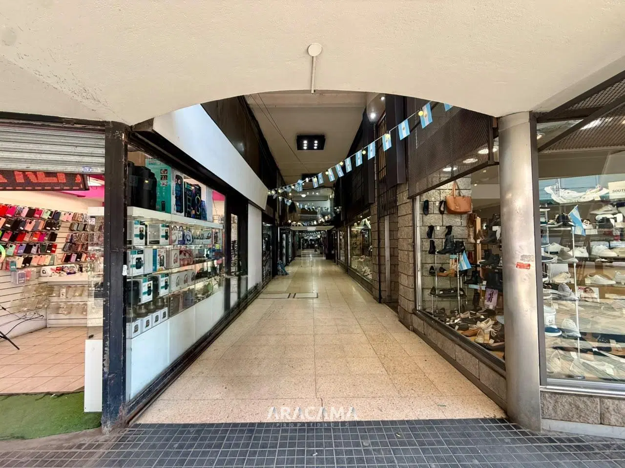 Local en Alquiler en la Galeria Union en Monte Grande 5