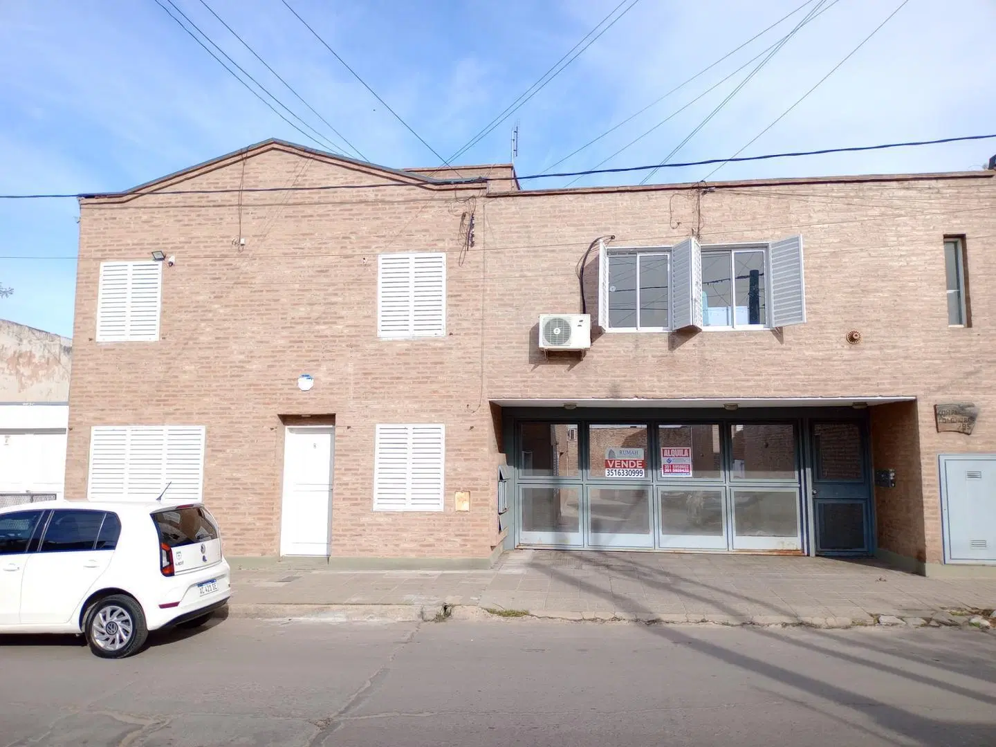 SE VENDE DUPLEX 3 DORM., COCHERA DOBLE Y/O PATIO, EN HOUSING 5