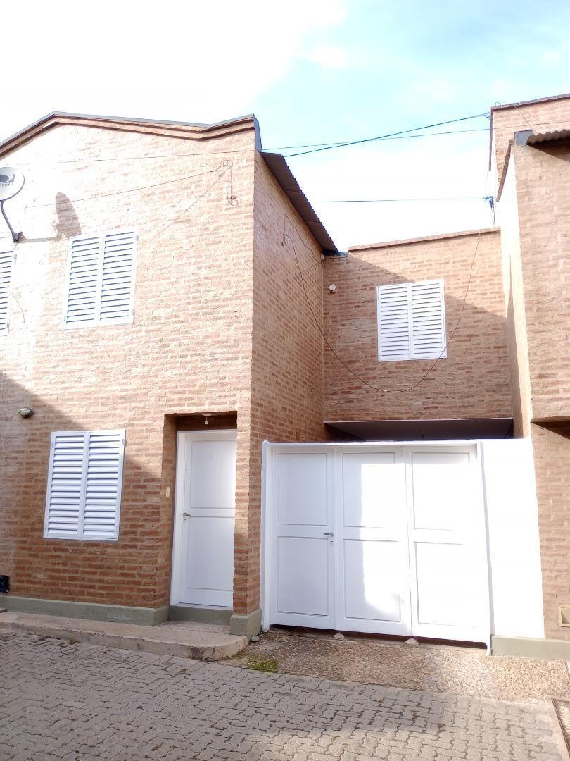 SE VENDE DUPLEX 3 DORM., COCHERA DOBLE Y/O PATIO, EN HOUSING