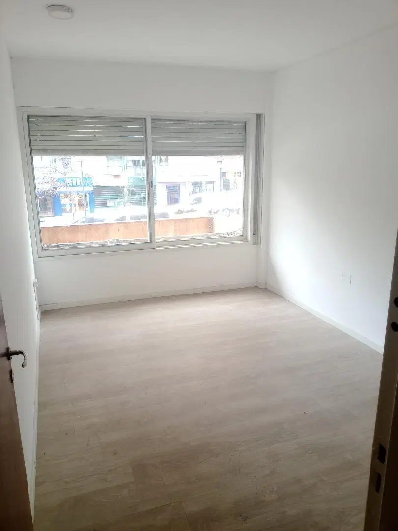 SE ALQUILA OFICINA, SAN JUAN Y CAÑADA, 2 PRIVADOS-BAÑO-SALA. 3