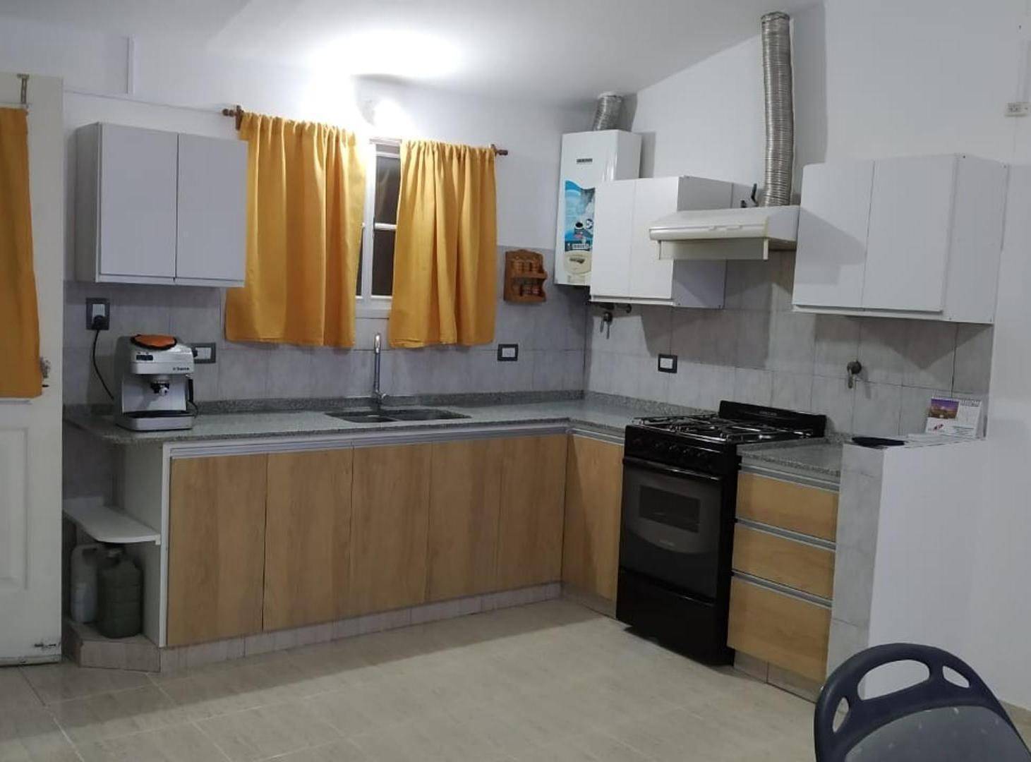 Foto de ¡SE VENDE CASA 3 DORM., ESPACIOS AMPLIOS, COCHERA Y PATIO!, imagen 2