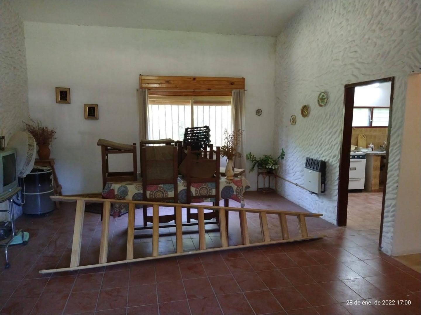 Foto de SE VENDE CASA 2 DORM, PATIO, COCHERA, 4 CUADRAS RIO COSQUIN., imagen 2