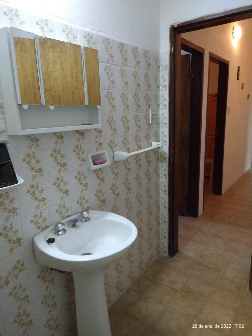 Foto de SE VENDE CASA 2 DORM, PATIO, COCHERA, 4 CUADRAS RIO COSQUIN., imagen 1