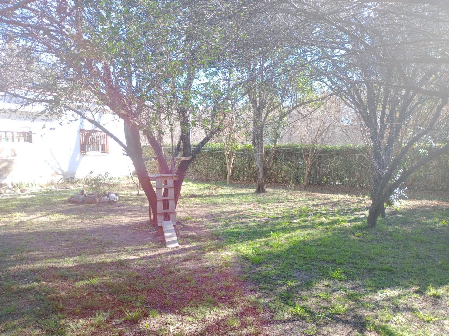 Foto de SE VENDE CASA 2 DORM, PATIO, COCHERA, 4 CUADRAS RIO COSQUIN., imagen 3