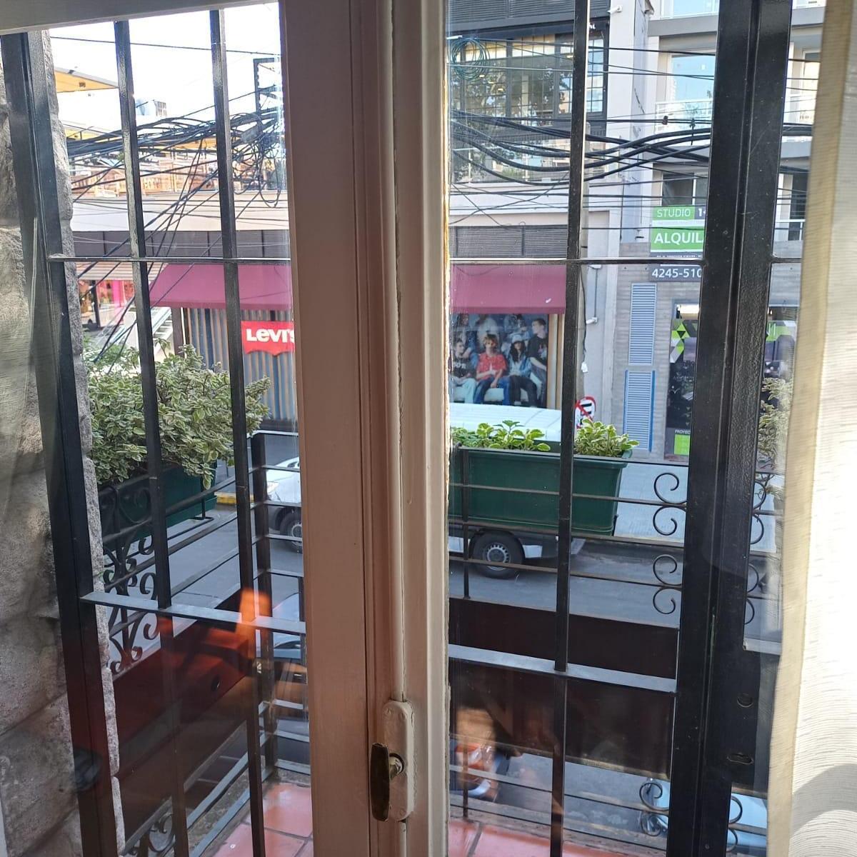 DEPARTAMENTO EN PLANTA ALTA AL FRENTE (FRENTE A LAS LOMITAS STREET)
